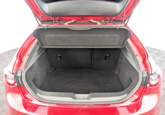 Подержанный автомобиль Mazda 3 Hatchback 2019 года (10 фото)