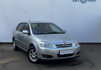 Подержанный автомобиль Toyota Corolla Hatchback 2004 года (3 фото)