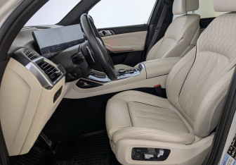 Подержанный автомобиль BMW X7 2023 года (21 фото)