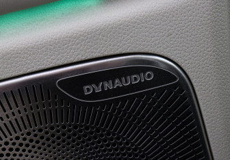 Подержанный автомобиль Voyah Dream 2023 года (18 фото)