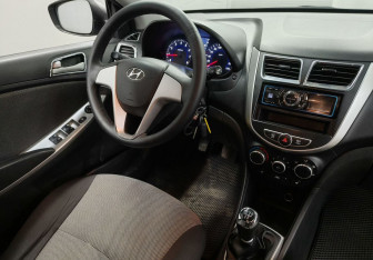 Подержанный автомобиль Hyundai Solaris Sedan 2011 года (10 фото)