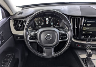 Подержанный автомобиль Volvo XC60 2021 года (21 фото)