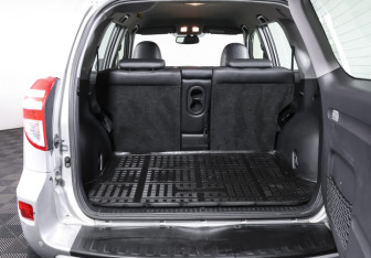 Подержанный автомобиль Toyota RAV4 2012 года (10 фото)