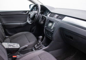 Подержанный автомобиль Skoda Rapid Liftback 2014 года (10 фото)