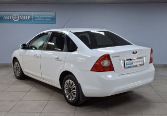 Подержанный автомобиль Ford Focus Sedan 2011 года (7 фото)