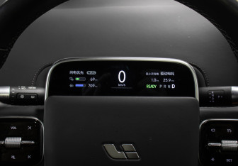 Подержанный автомобиль LiXiang L9 2023 года (14 фото)