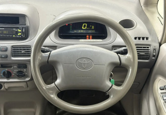 Подержанный автомобиль Toyota Corolla Spacio 1998 года (13 фото)