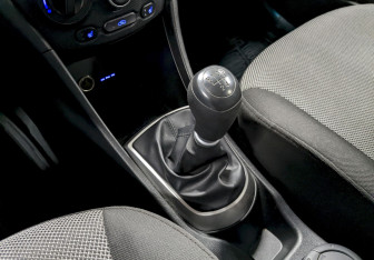 Подержанный автомобиль Hyundai Solaris Hatchback 2012 года (25 фото)