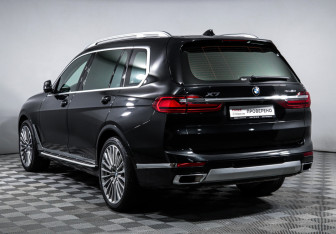 Подержанный автомобиль BMW X7 2022 года (7 фото)