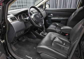 Подержанный автомобиль Nissan Tiida Hatchback 2007 года (15 фото)