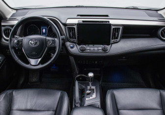Подержанный автомобиль Toyota RAV4 2016 года (13 фото)