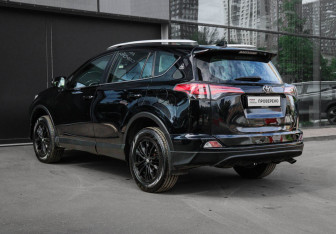 Подержанный автомобиль Toyota RAV4 2017 года (6 фото)