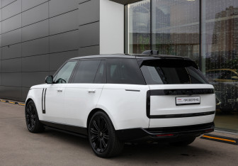 Подержанный автомобиль Land Rover Range Rover 2025 года (7 фото)