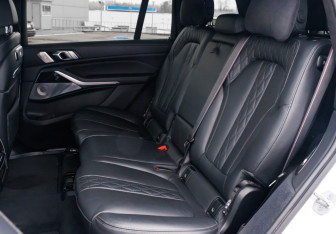 Подержанный автомобиль BMW X7 2023 года (12 фото)