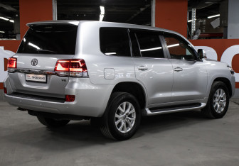 Подержанный автомобиль Toyota Land Cruiser Suv 2015 года (5 фото)