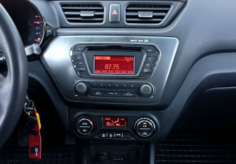 Подержанный автомобиль Kia Rio Sedan 2012 года (14 фото)