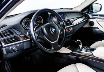 Подержанный автомобиль BMW X6 2013 года (13 фото)