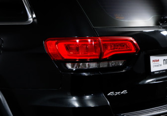 Подержанный автомобиль Jeep Grand Cherokee 2015 года (16 фото)