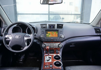 Подержанный автомобиль Toyota Highlander 2011 года (12 фото)