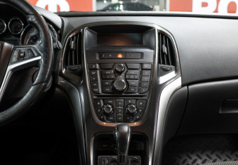 Подержанный автомобиль Opel Astra Hatchback 2012 года (15 фото)