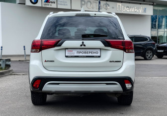 Подержанный автомобиль Mitsubishi Outlander 2019 года (6 фото)