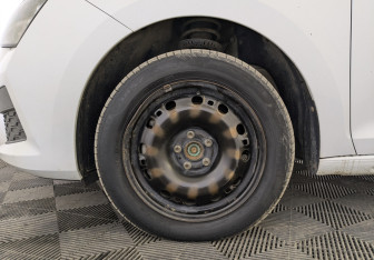 Подержанный автомобиль Skoda Rapid Liftback 2021 года (12 фото)