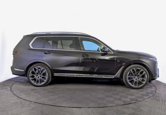 Подержанный автомобиль BMW X7 2024 года (4 фото)