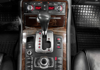 Подержанный автомобиль Audi A8 2007 года (31 фото)