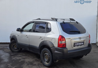 Подержанный автомобиль Hyundai Tucson 2006 года (6 фото)