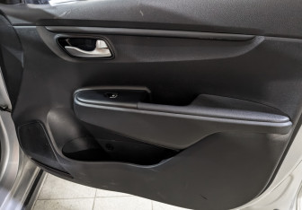 Подержанный автомобиль Kia Rio Hatchback 2021 года (23 фото)