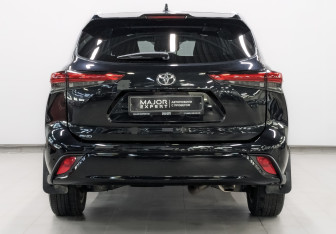 Подержанный автомобиль Toyota Highlander 2024 года (6 фото)
