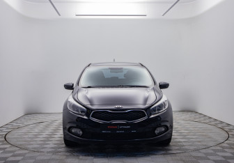 Подержанный автомобиль Kia Ceed Hatchback 2012 года (2 фото)