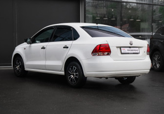 Подержанный автомобиль Volkswagen Polo Sedan 2015 года (6 фото)