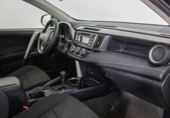 Подержанный автомобиль Toyota RAV4 2015 года (9 фото)