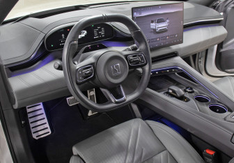 Подержанный автомобиль Zeekr 001 2024 года (15 фото)