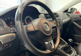 Подержанный автомобиль Volkswagen Jetta Sedan 2012 года (13 фото)