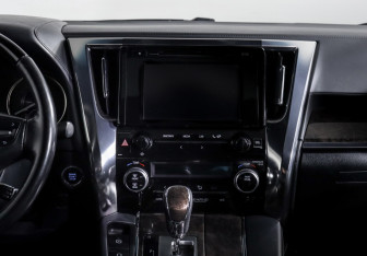 Подержанный автомобиль Toyota Alphard 2019 года (13 фото)