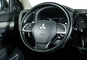 Подержанный автомобиль Mitsubishi Outlander 2013 года (13 фото)