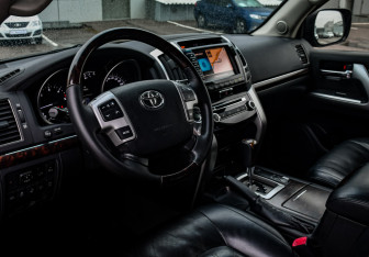 Подержанный автомобиль Toyota Land Cruiser Suv 2012 года (10 фото)
