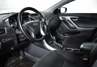 Подержанный автомобиль Hyundai Elantra Sedan 2015 года (11 фото)