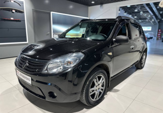 Подержанный автомобиль Renault Sandero 2014 года (10 фото)