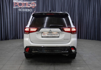 Подержанный автомобиль Mitsubishi Outlander 2022 года (6 фото)