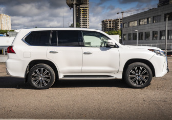 Подержанный автомобиль Lexus LX 2017 года (4 фото)