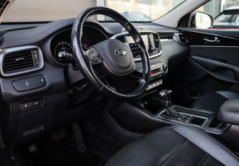 Подержанный автомобиль Kia Sorento 2018 года (12 фото)