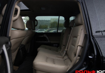 Подержанный автомобиль Toyota Land Cruiser Suv 2010 года (8 фото)