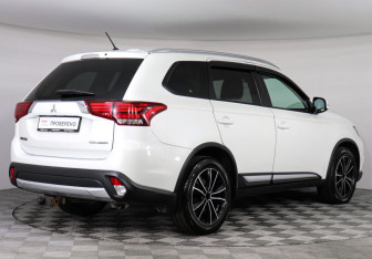 Подержанный автомобиль Mitsubishi Outlander 2016 года (5 фото)