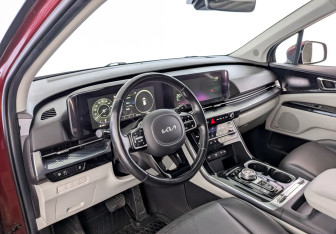 Подержанный автомобиль Kia Carnival 2022 года (16 фото)