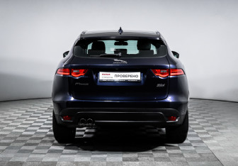 Подержанный автомобиль Jaguar F-Pace 2017 года (6 фото)
