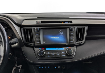 Подержанный автомобиль Toyota RAV4 2017 года (17 фото)