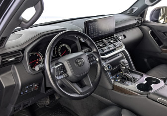 Подержанный автомобиль Toyota Land Cruiser Suv 2022 года (15 фото)